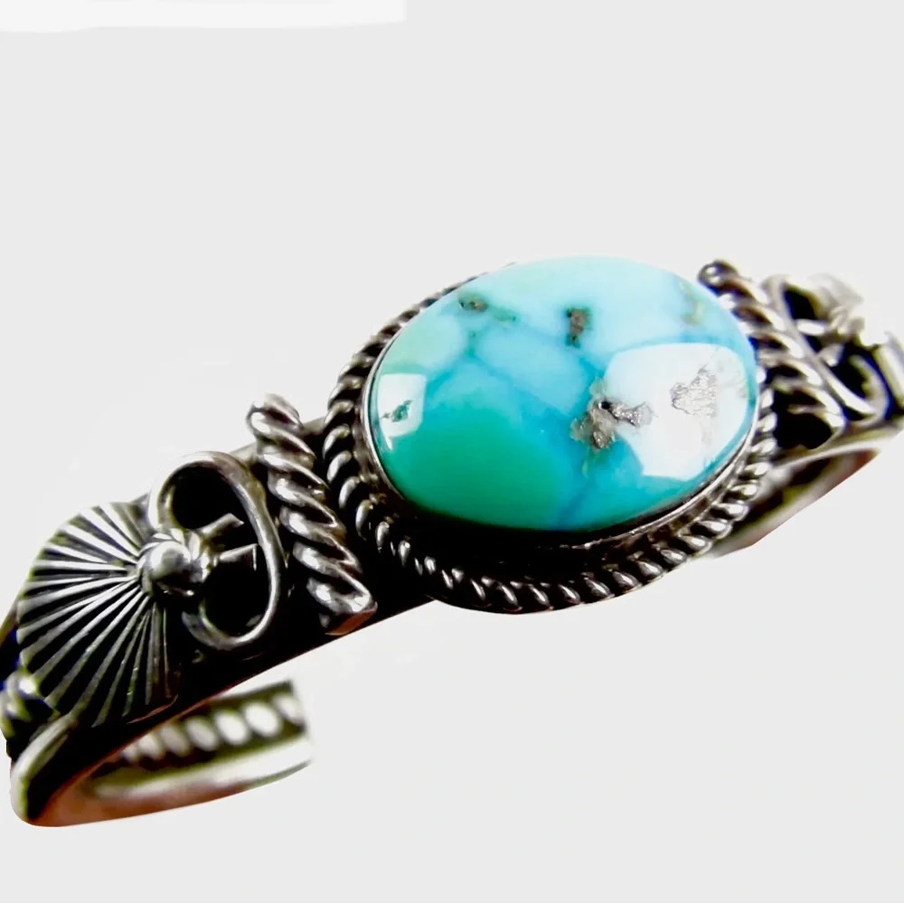 Signed - Derrick Gordon, Navajo. Elegant “Ajax” Turquoise Sterling Silver Cuff - Picture 8 of 12